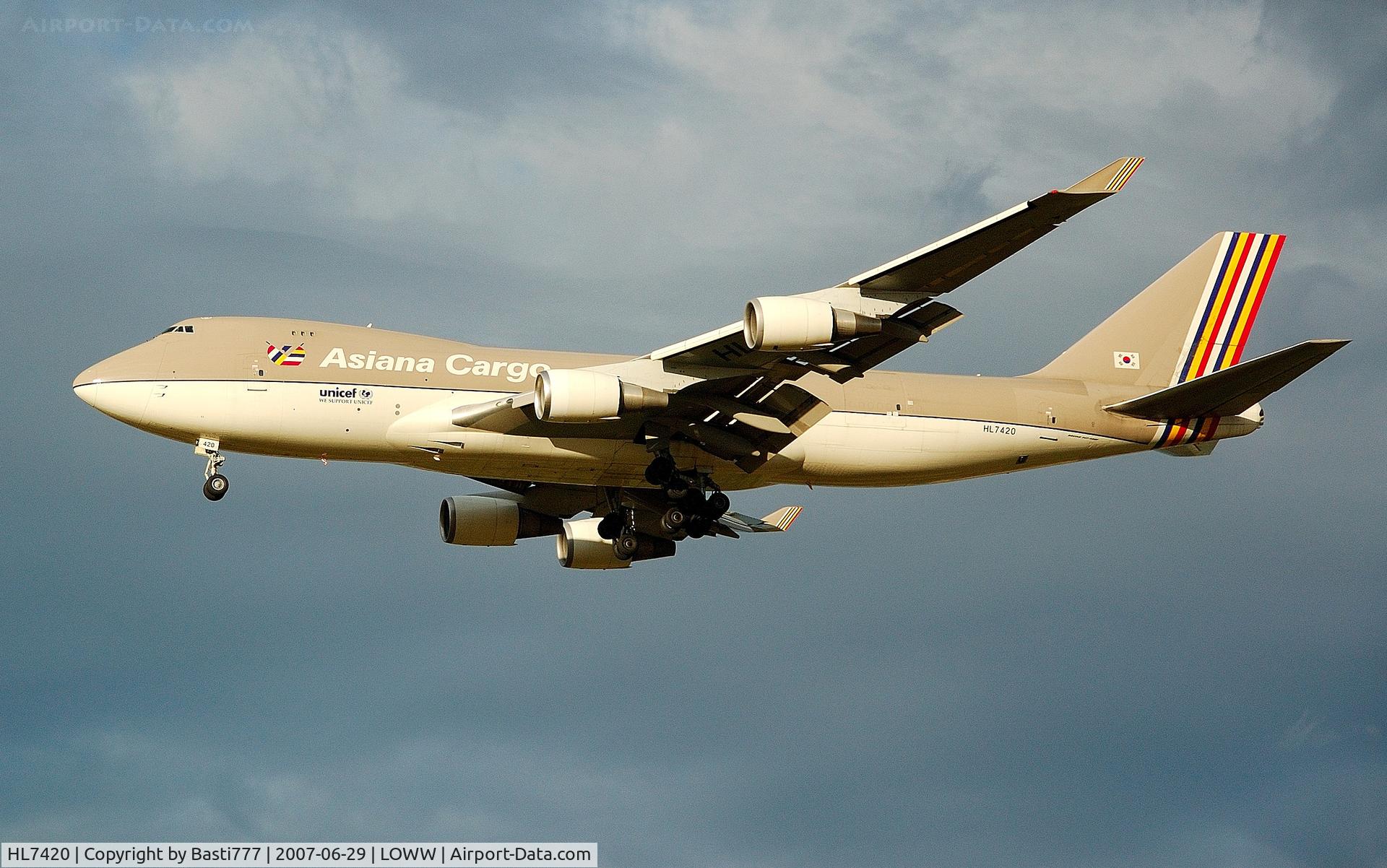 HL7420, 1995 Boeing 747-48EF (SCD) C/N 25783, Asiana Cargo Boeing 747-48EF at final approach in vienna