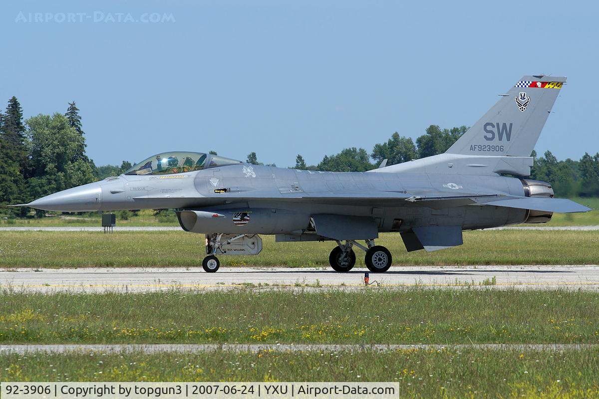92-3906, 1992 Lockheed F-16CJ Fighting Falcon C/N CC-148, Taxiing on Golf.