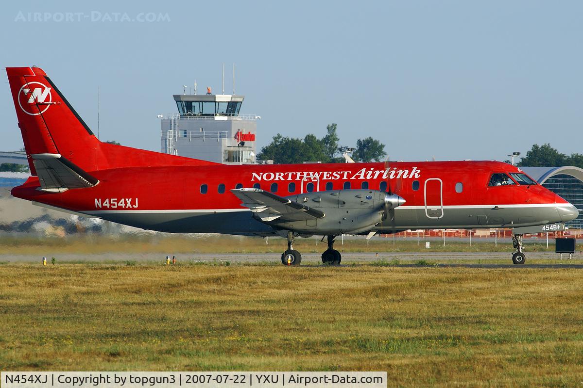 N454XJ, 1998 Saab 340B C/N 340B-454, Taxiing for departure via RWY33.