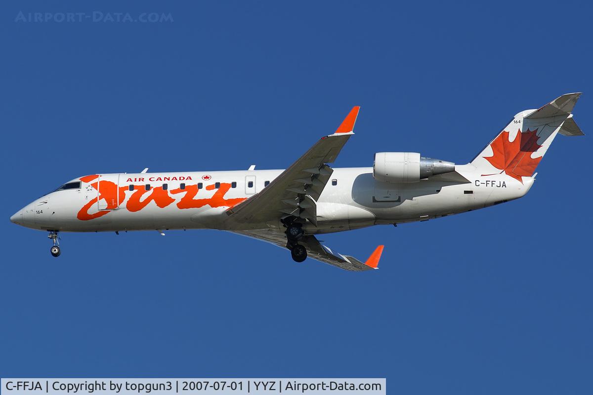 C-FFJA, 2004 Canadair CRJ-200LR (CL-600-2B19) C/N 7985, Short final for RWY06R.