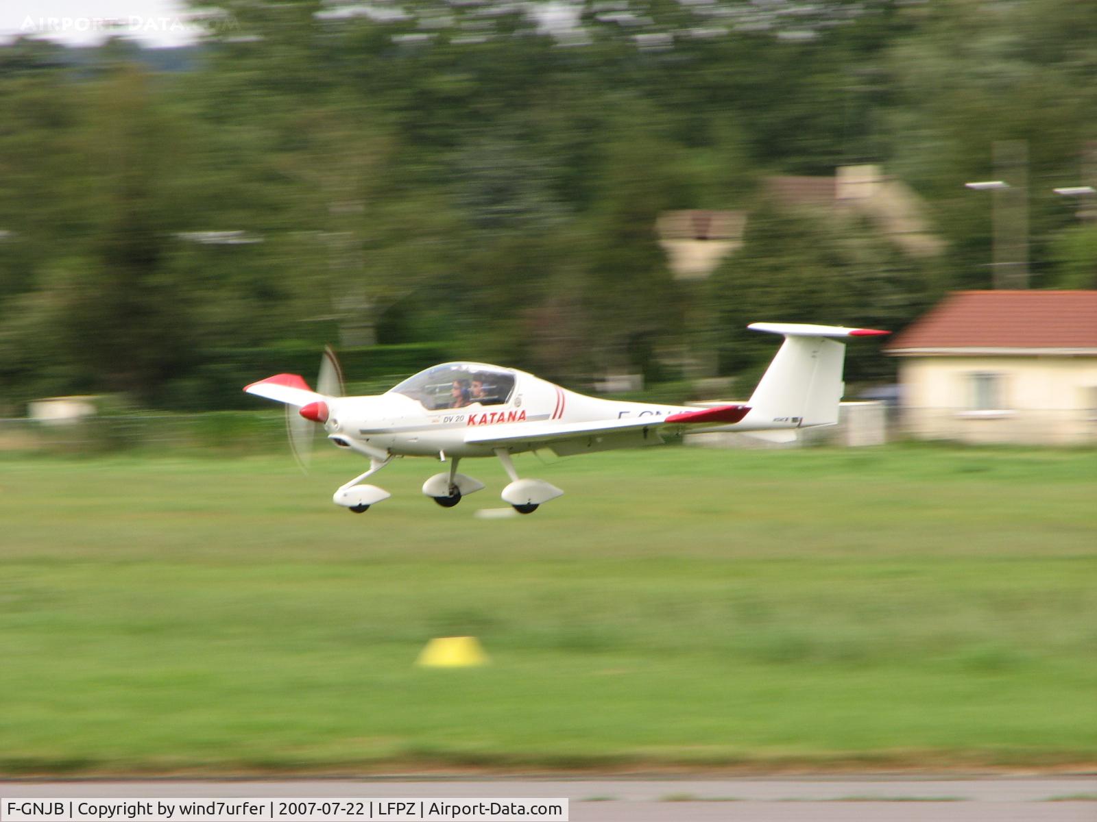 F-GNJB, HOAC DV-20 Katana C/N 20076, seconds from landing on 29L