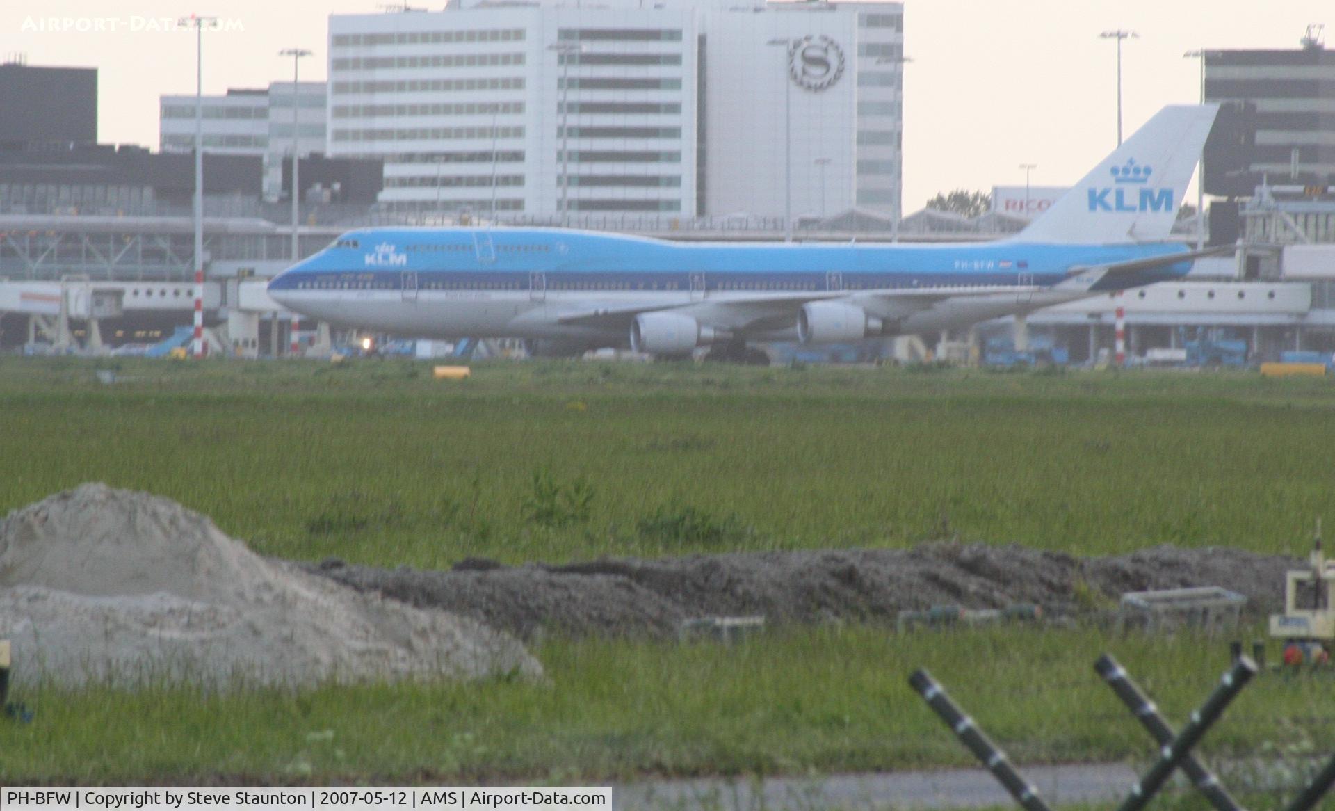 PH-BFW, 2000 Boeing 747-406BC C/N 30454, Taken on a gloomy evening at Schipol