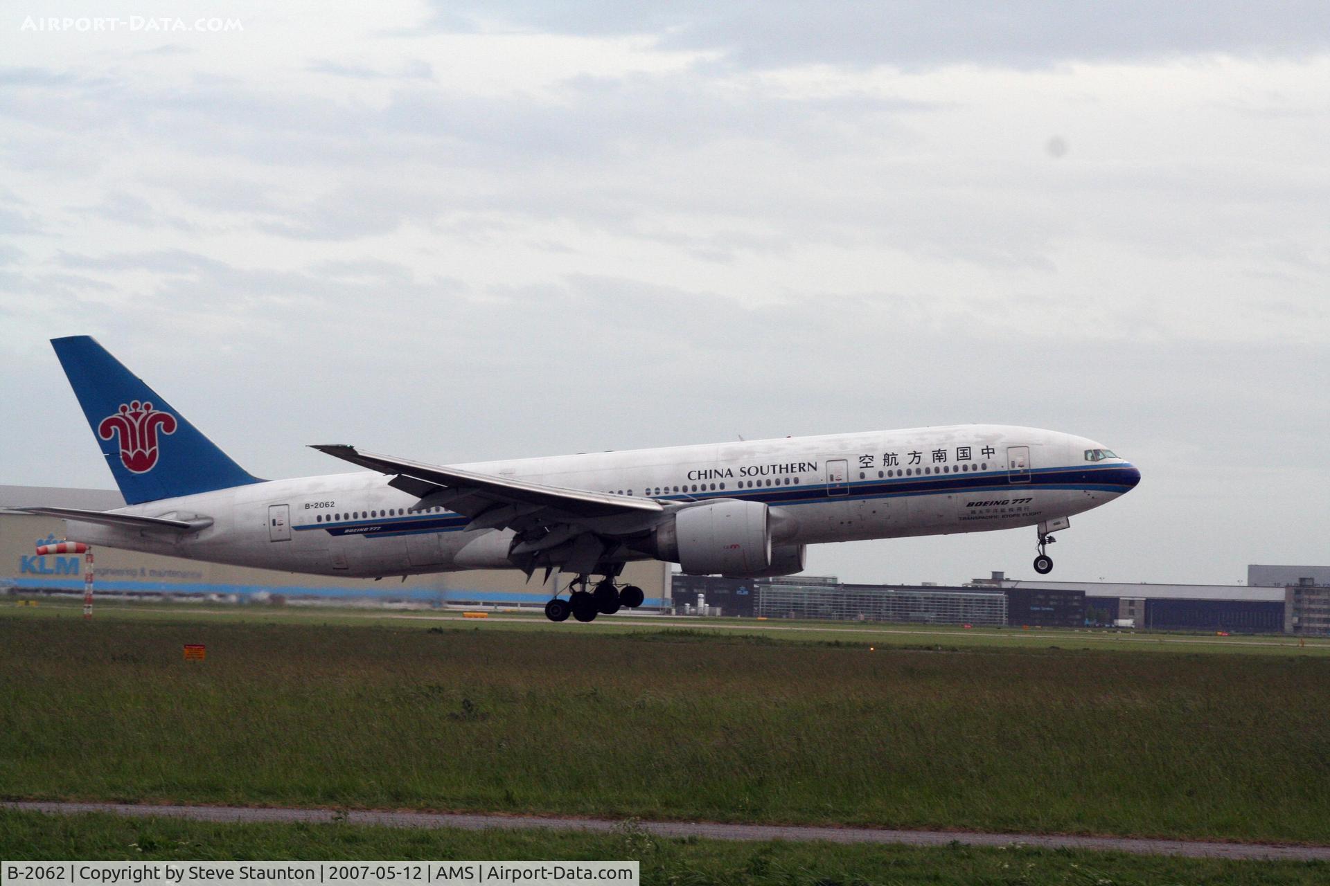 B-2062, 1998 Boeing 777-21B/ER C/N 27606, Taken on a gloomy evening at Schipol