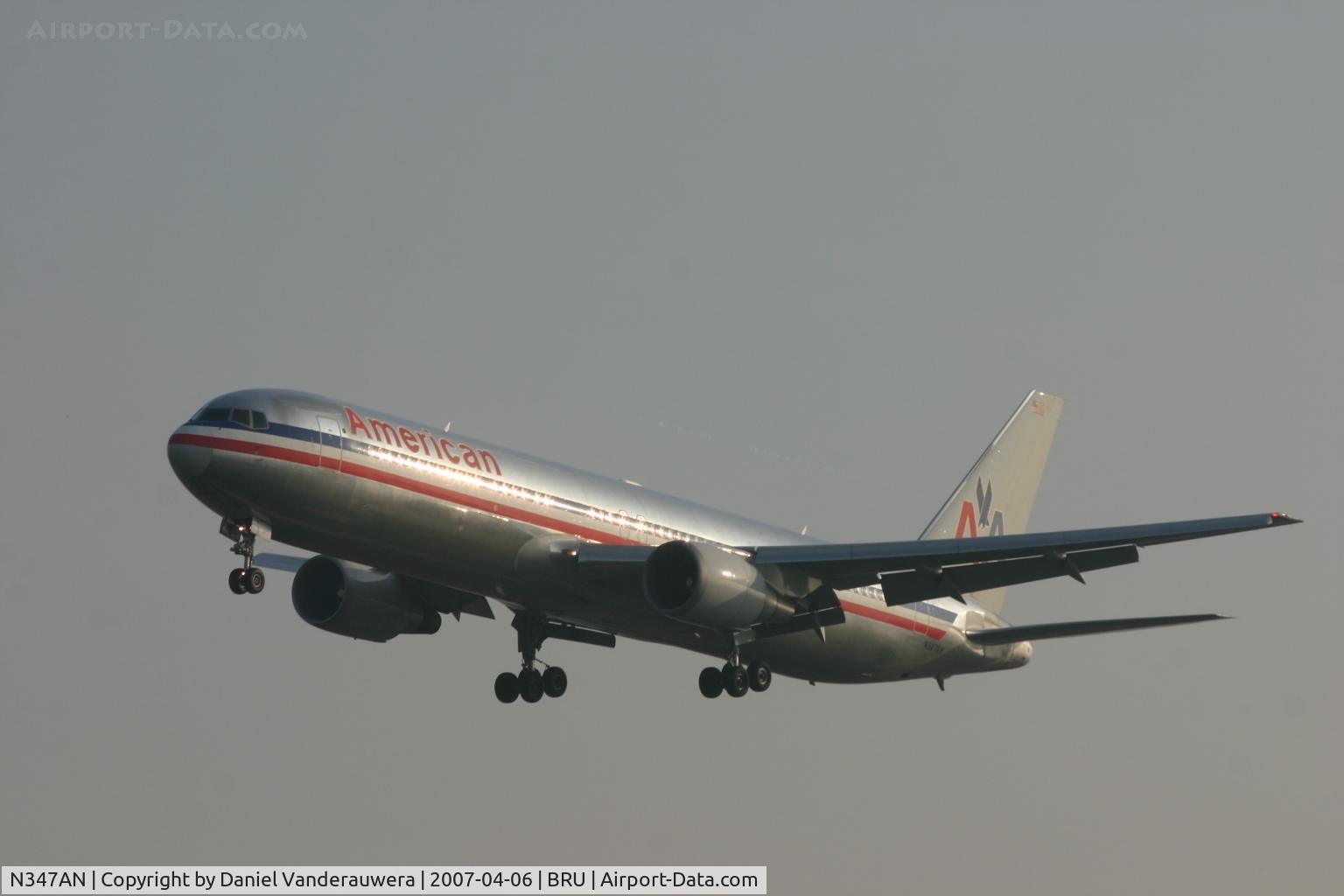 N347AN, 2003 Boeing 767-323 C/N 33086, arrival of flight AA088 on rwy 25L - the sun is still low