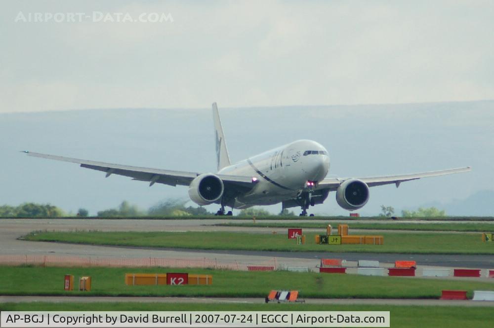 AP-BGJ, 2003 Boeing 777-240/ER C/N 33775, PIA - Landing