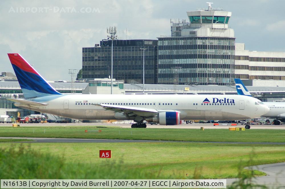 N1613B, 2001 Boeing 767-332 C/N 32776, Delta - Taxiing