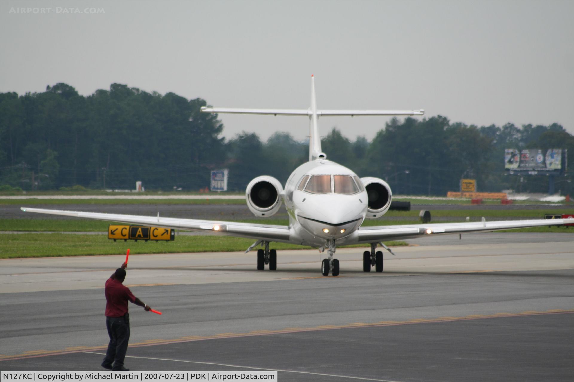 N127KC, 1994 British Aerospace BAe.125-800 C/N 258255, Being marshalled at Mercury Air Center