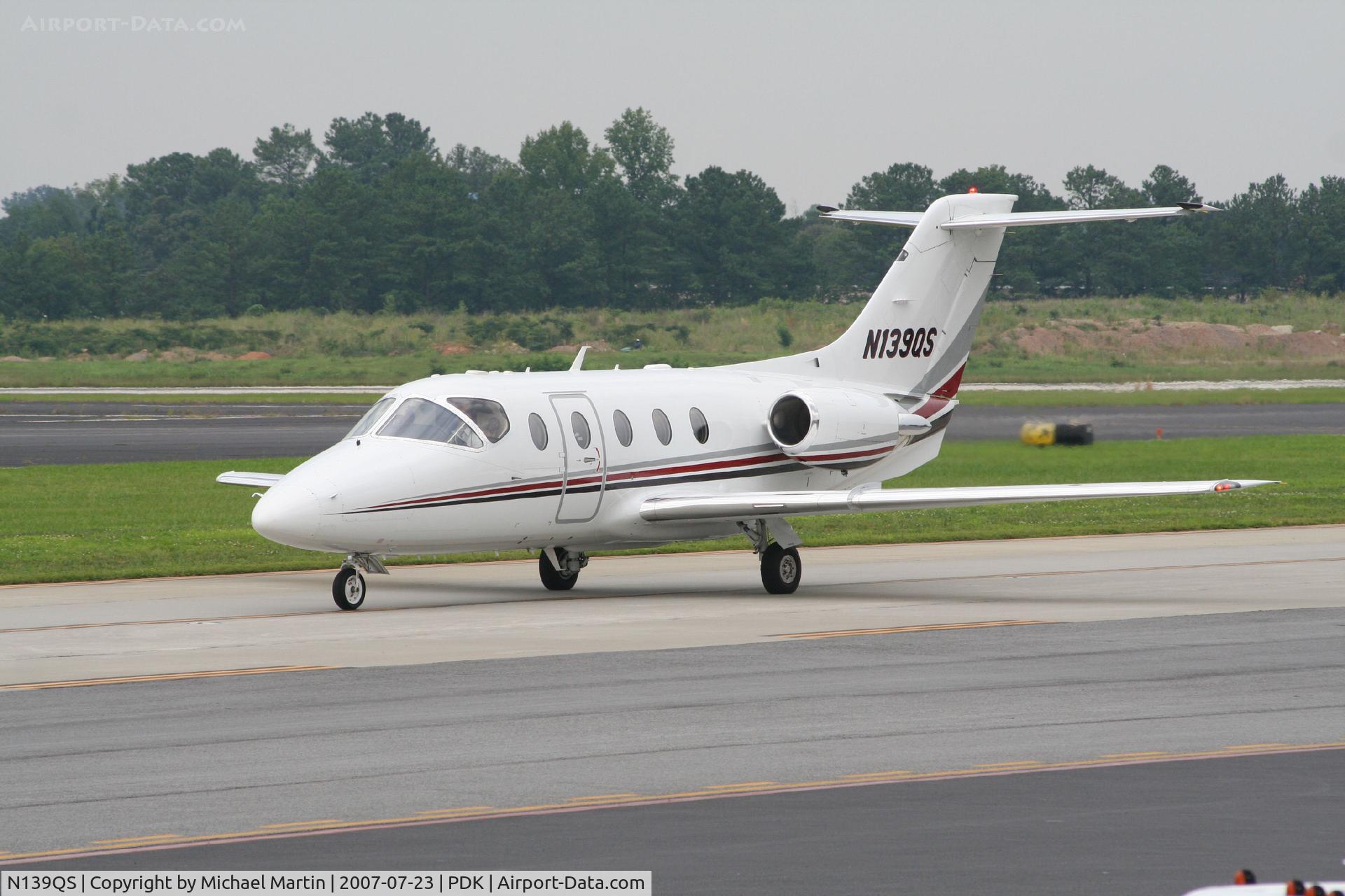 N139QS, Raytheon Aircraft Company 400A C/N RK-483, Taxing to Signature Flight Services