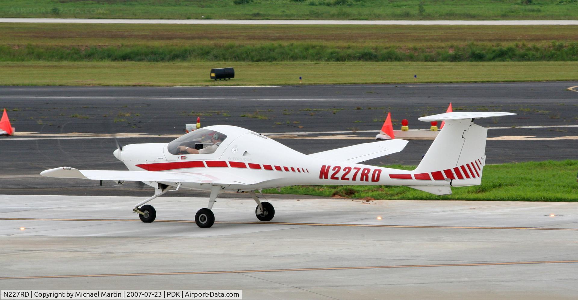 N227RD, 1998 Diamond DA-20C-1 Eclipse C/N C0009, Taxing to Signature Flight Services