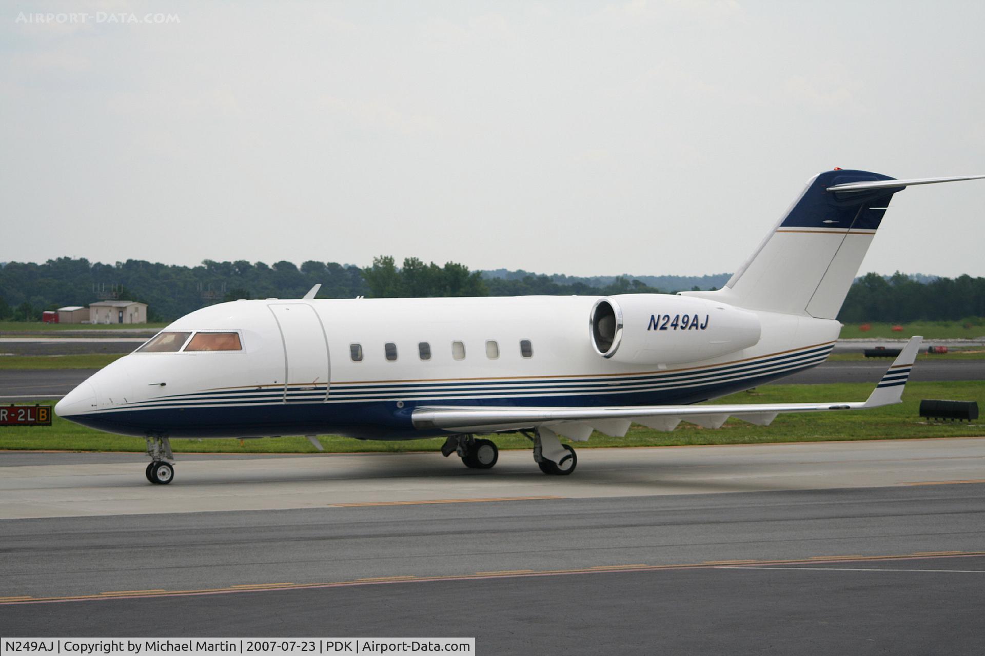 N249AJ, Canadair Challenger 600 (CL-600-1A11) C/N 1047, Taxing to Signature Flight Services