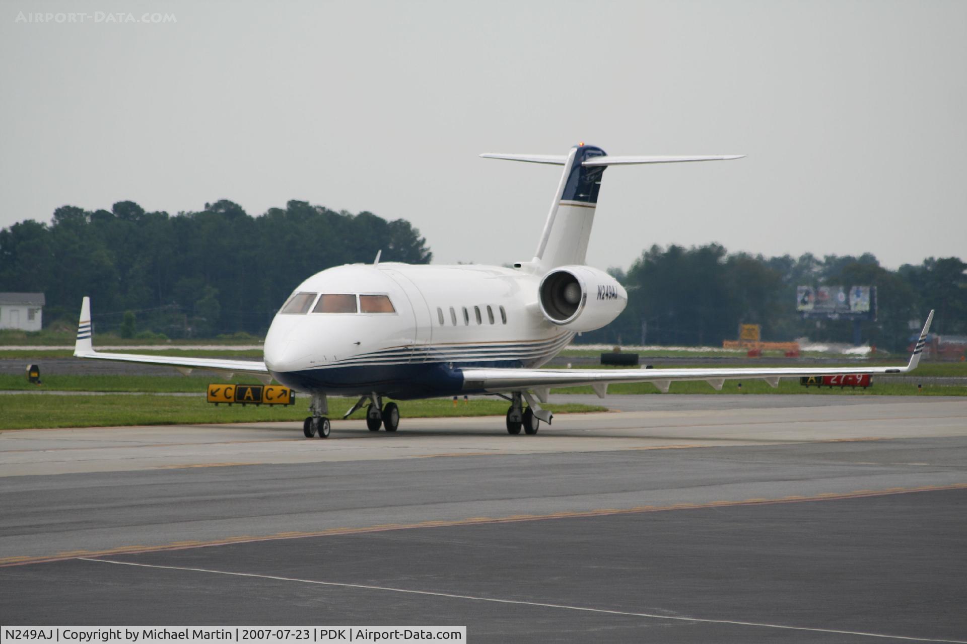 N249AJ, Canadair Challenger 600 (CL-600-1A11) C/N 1047, Taxing to Signature Flight Services