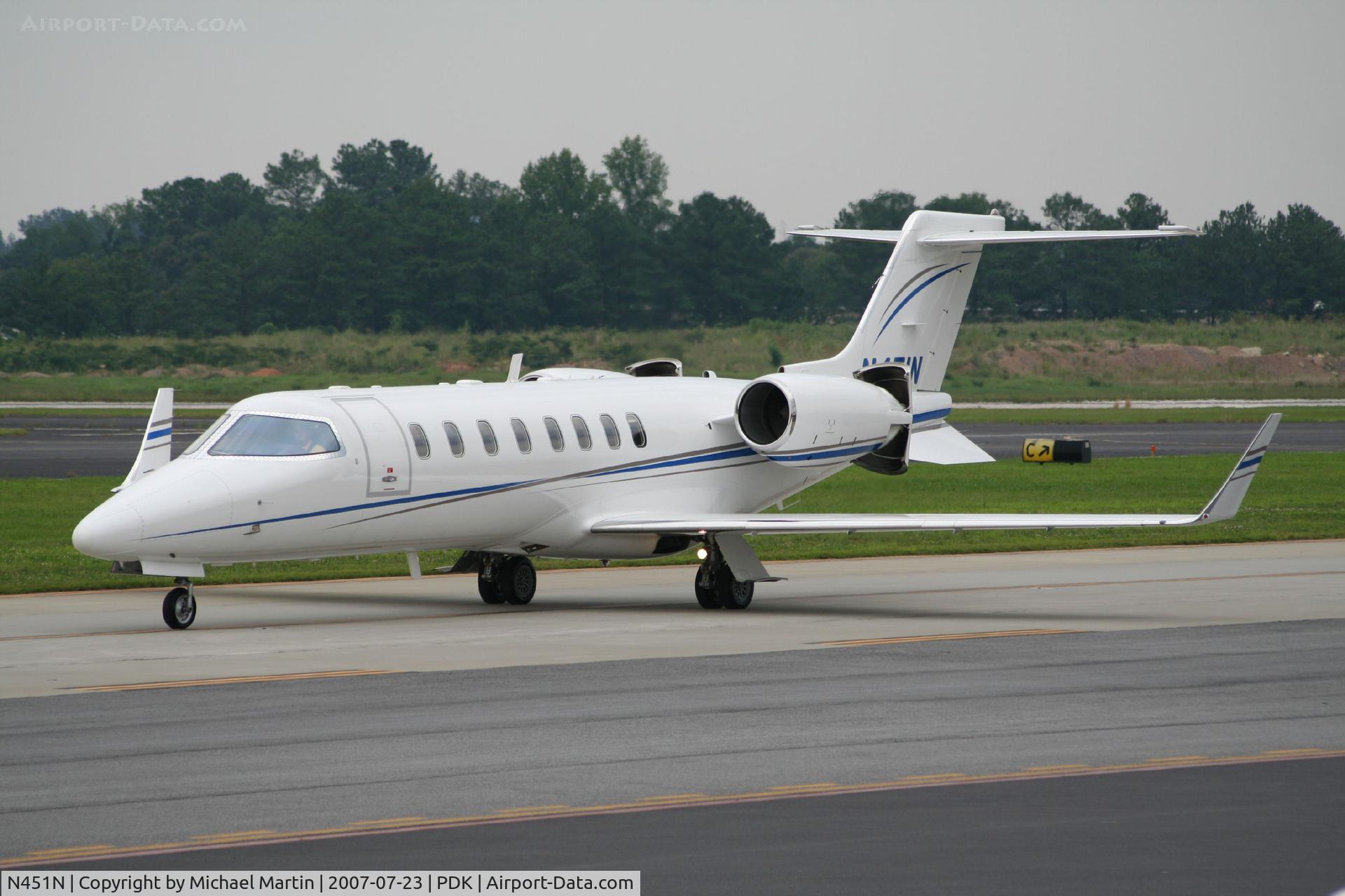 N451N, Learjet Inc 45 C/N 230, Taxing to Signature Flight Services