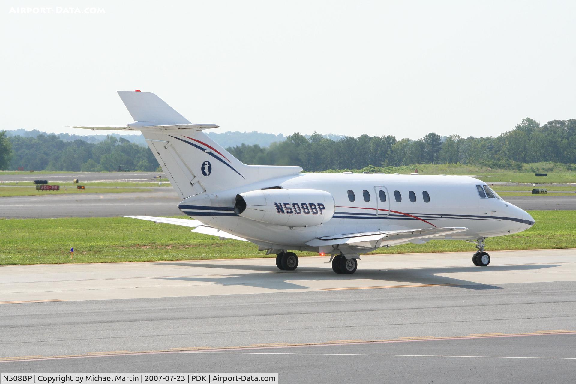 N508BP, 1999 Raytheon Hawker 800XP C/N 258419, Taxing to Runway 2R