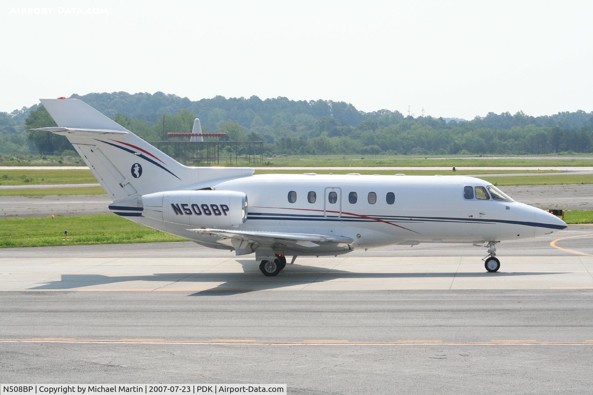 N508BP, 1999 Raytheon Hawker 800XP C/N 258419, Taxing to Runway 2R