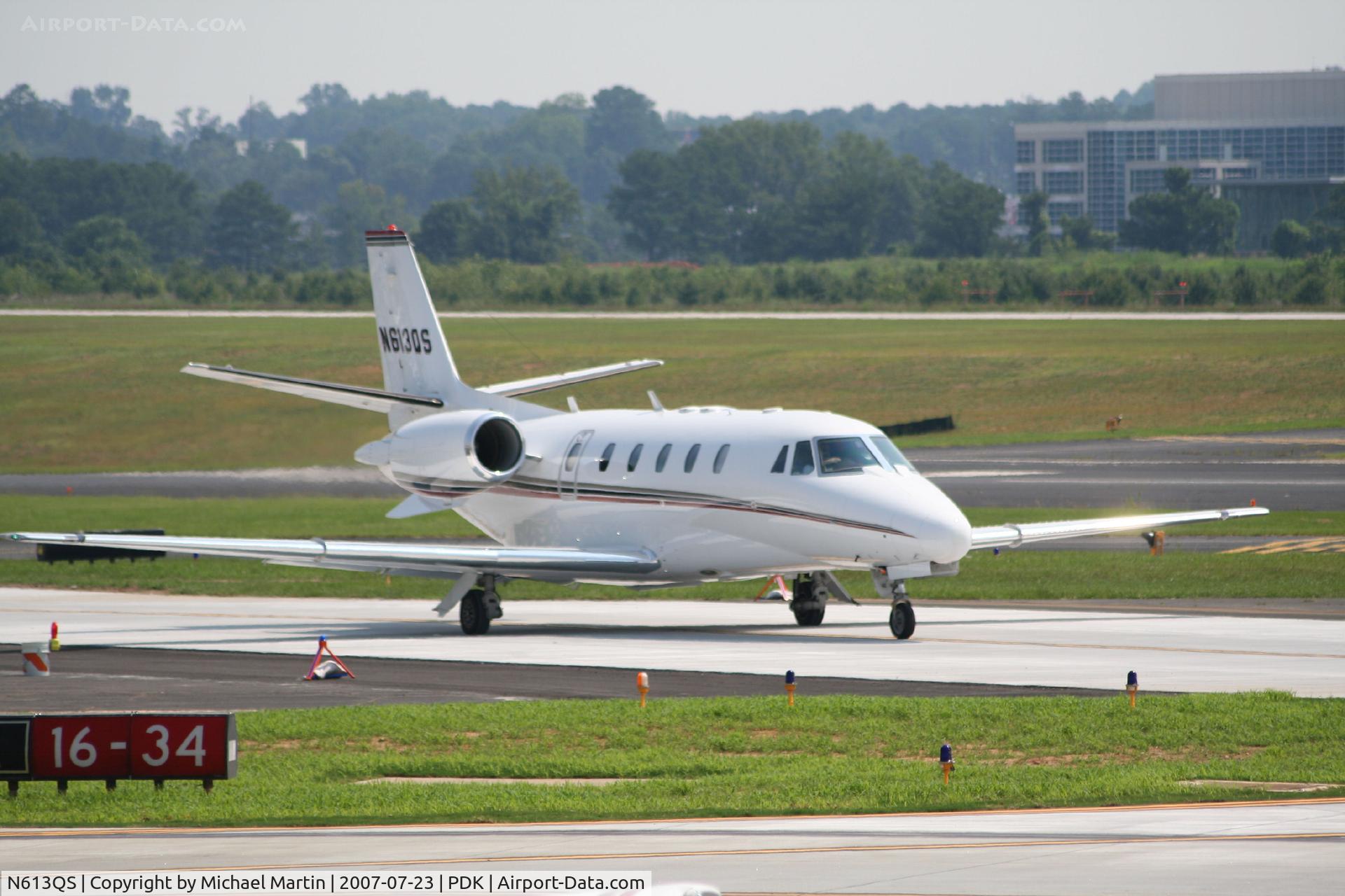 N613QS, 2005 Cessna 560XL C/N 560-5599, Taxing to Runway 2R
