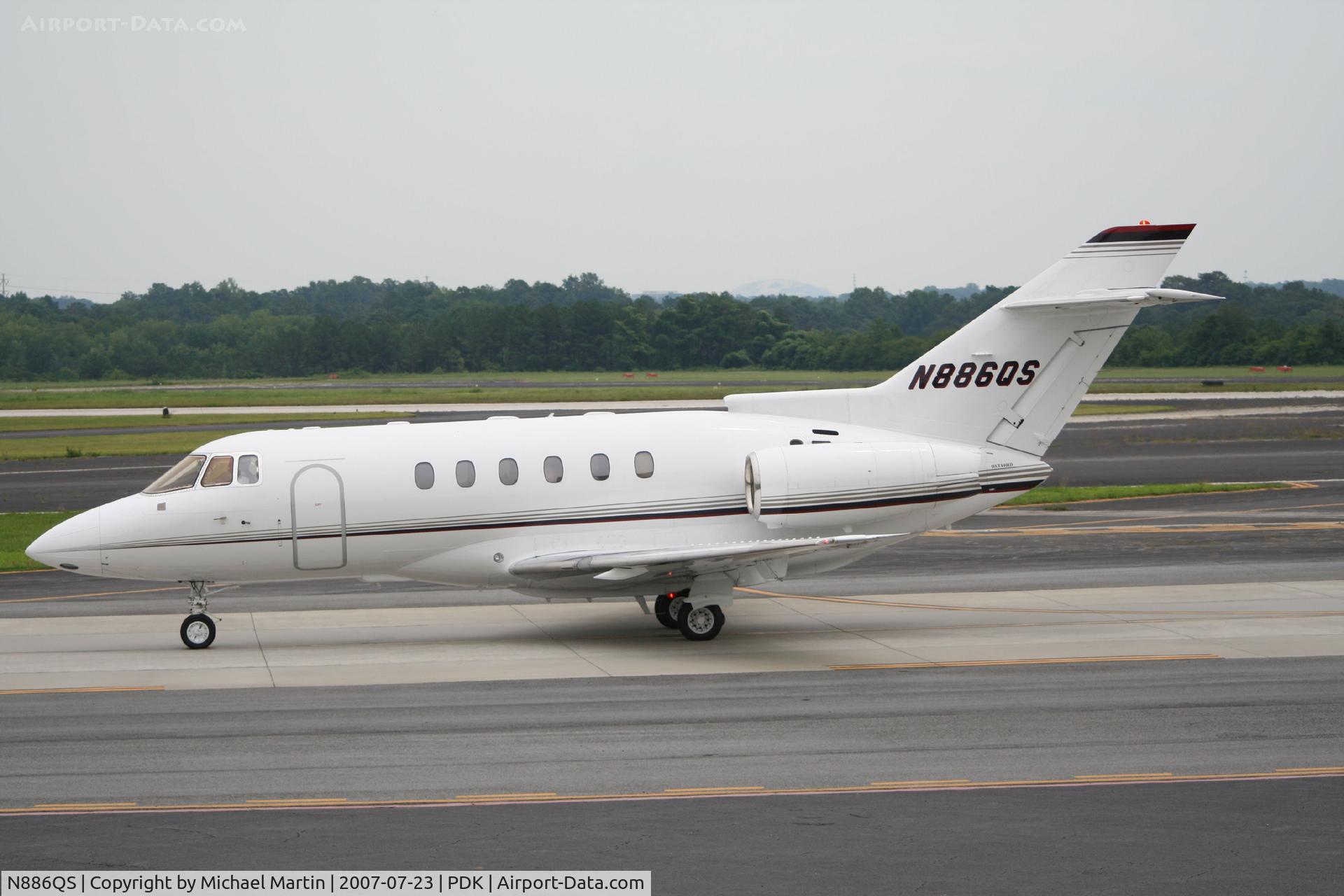 N886QS, 2000 Raytheon Hawker 800XP C/N 258486, Taxing to Signature Flight Services