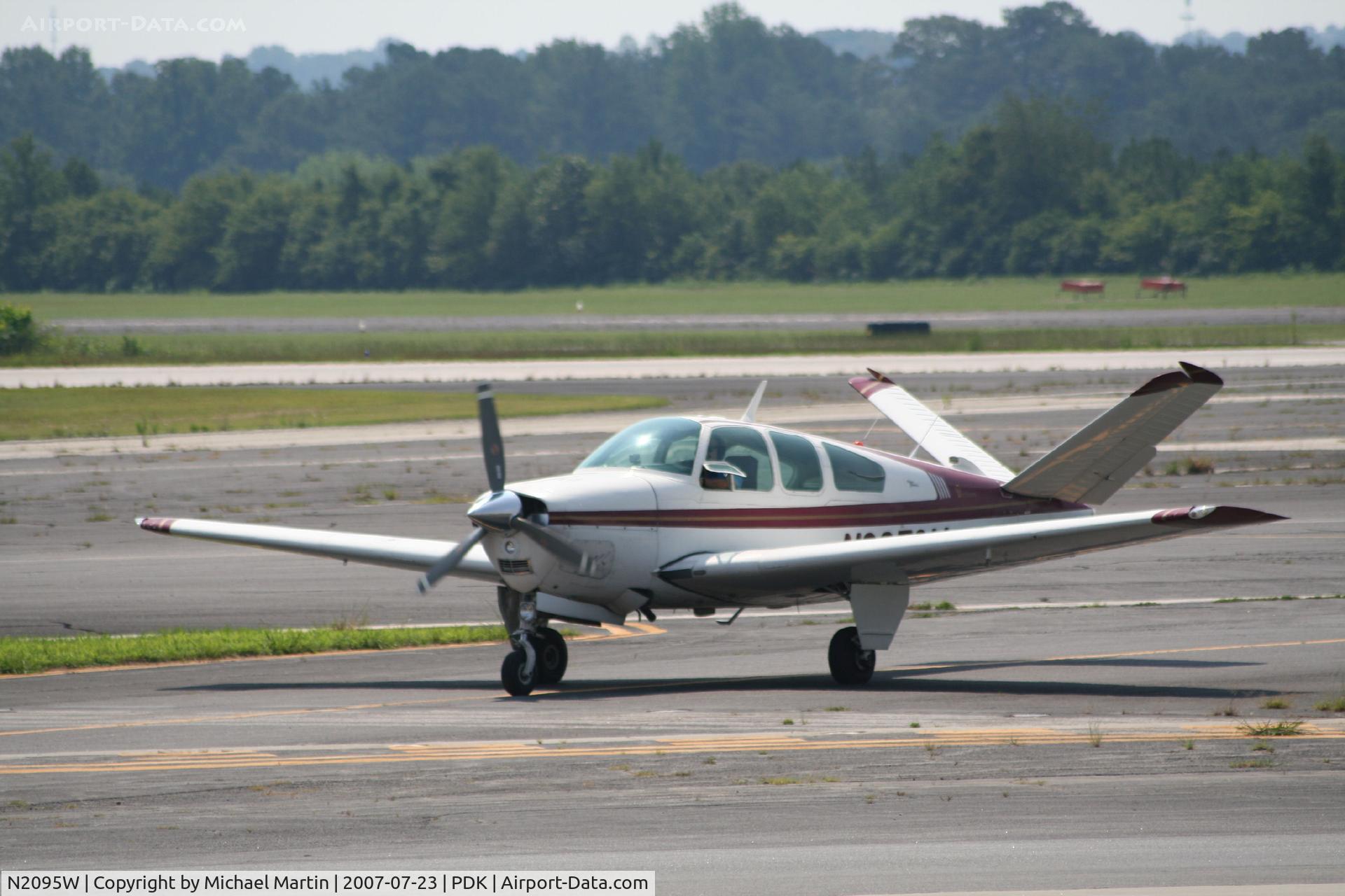 N2095W, 1979 Piper PA-28RT-201 Arrow IV C/N 28R-7918077, Taxing to Epps Air Service