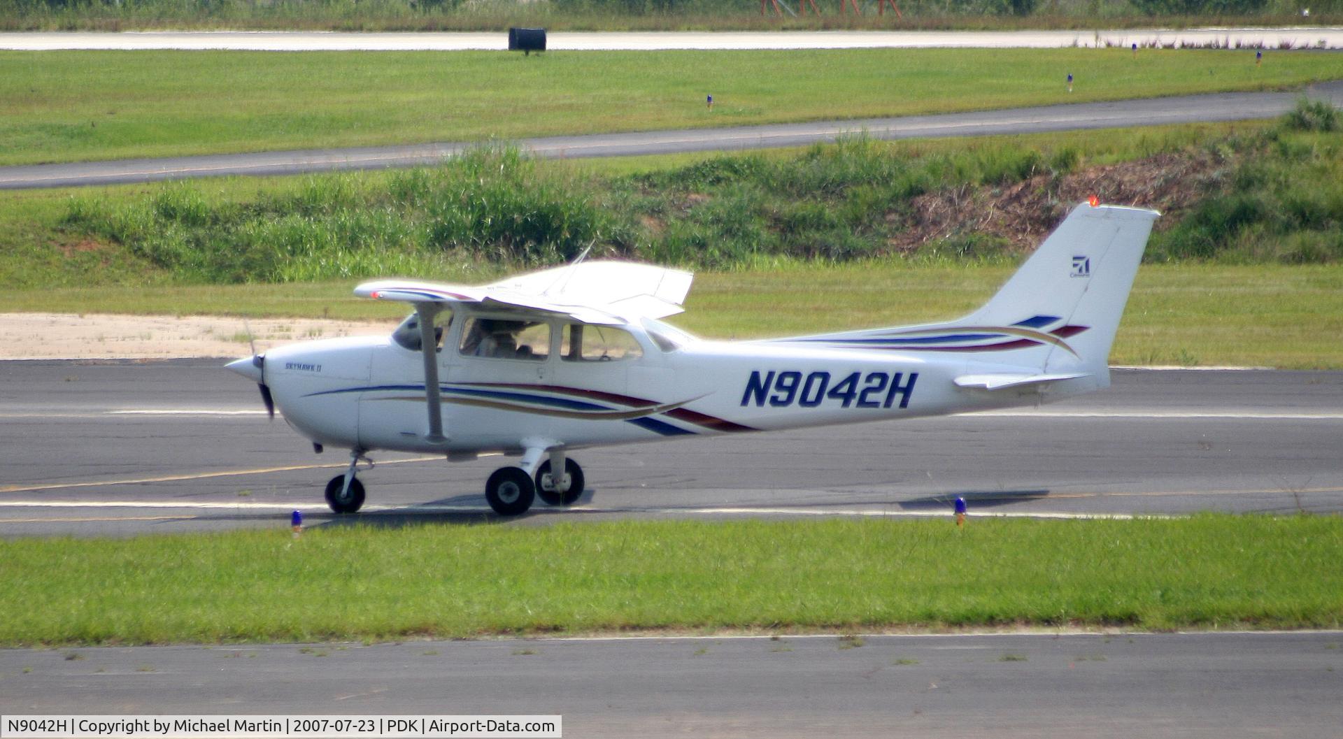 N9042H, 1975 Cessna 172M C/N 17265914, Taxing to Signature Flight Services