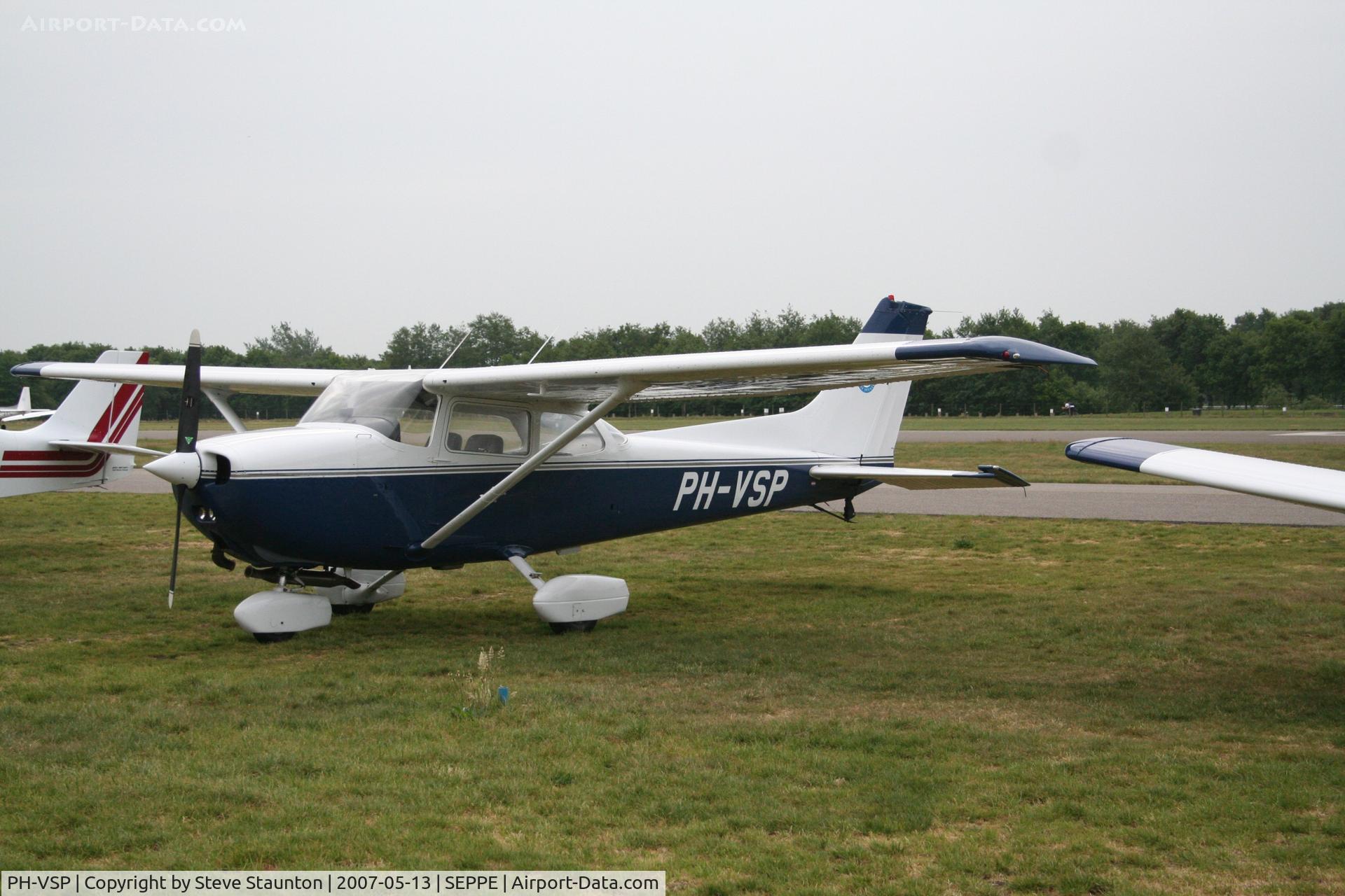 PH-VSP, Reims F172N Skyhawk C/N 1951, Taken on a Aeroprint tour @ Seppe