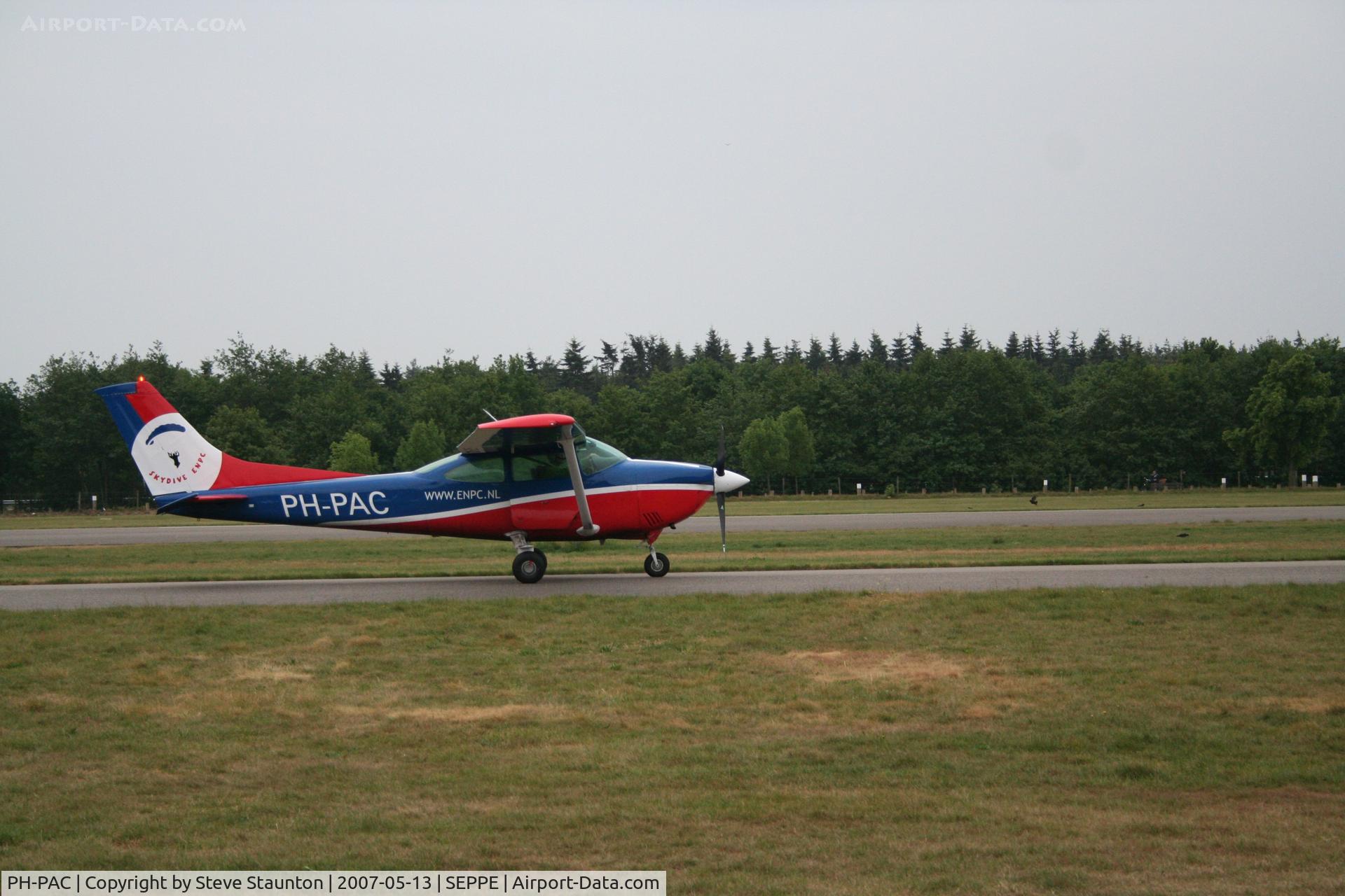 PH-PAC, Reims F182Q C/N 0118, Taken on a Aeroprint tour @ Seppe