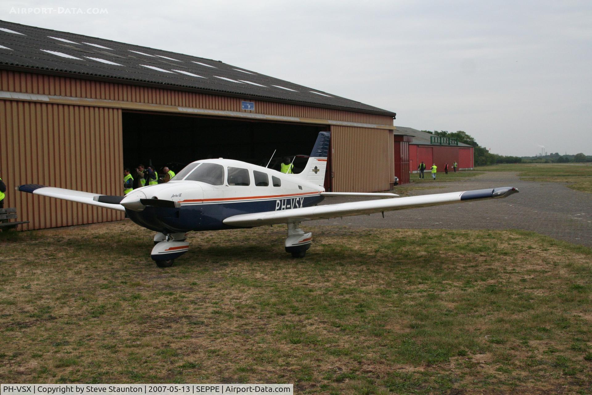 PH-VSX, 1995 Piper PA-28-181 Archer III C/N 2890231, Taken on a Aeroprint tour @ Seppe