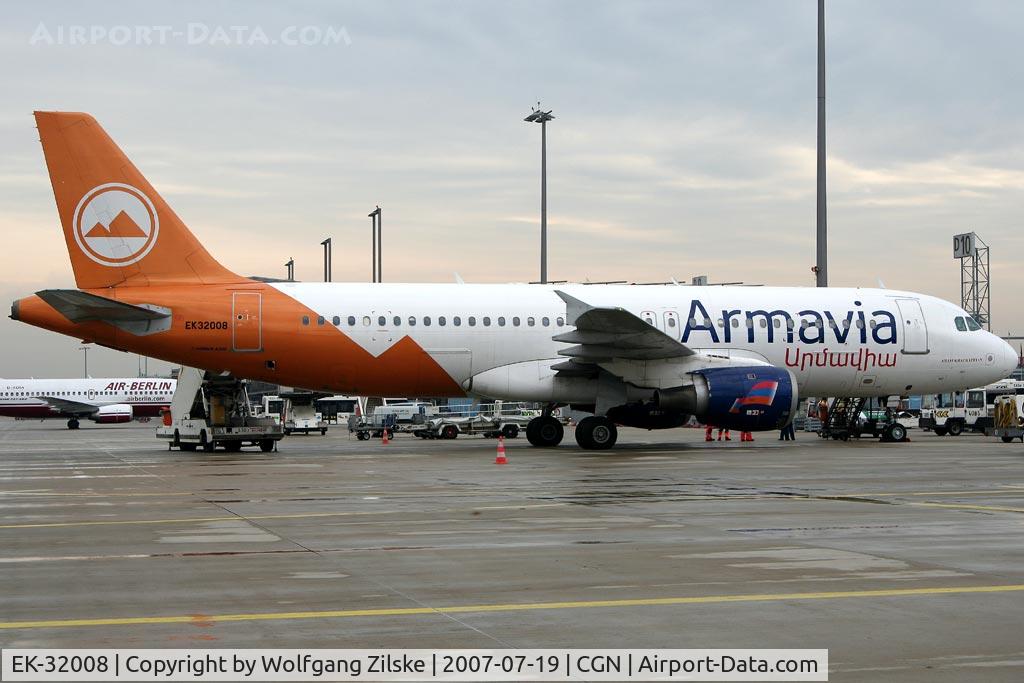EK-32008, 1992 Airbus A320-211 C/N 229, visitor