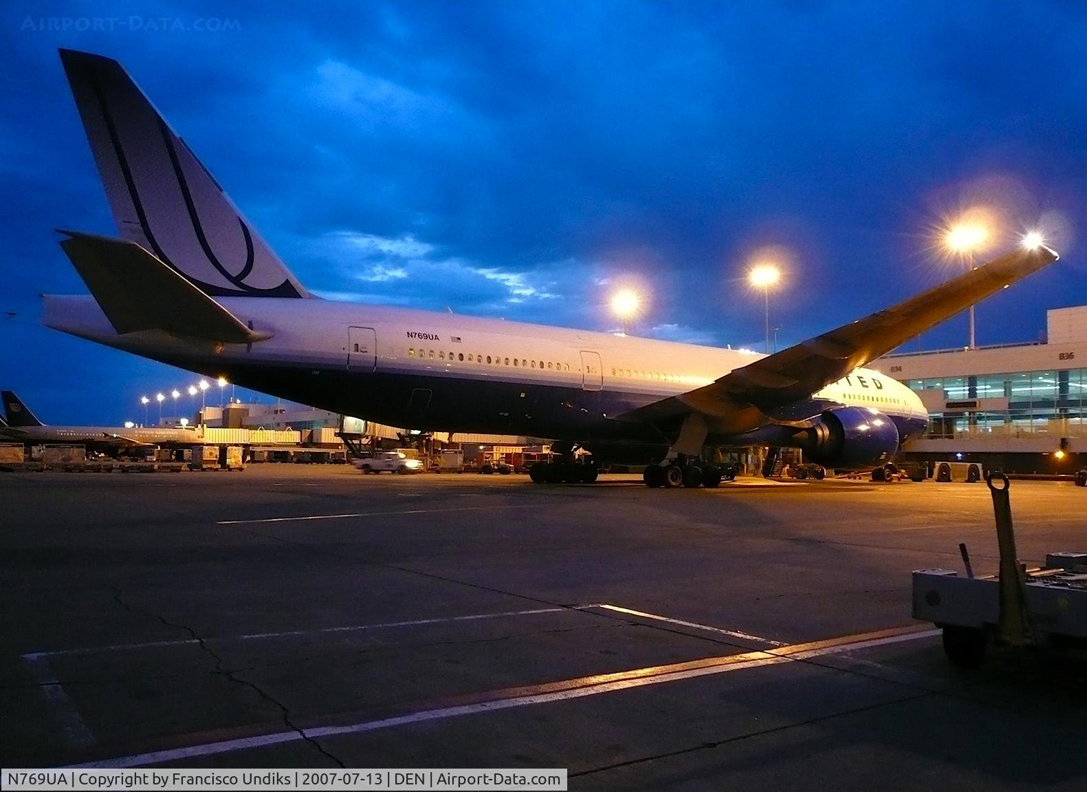 N769UA, 1995 Boeing 777-222 C/N 26921, United Airlines 777 overnighting B36.