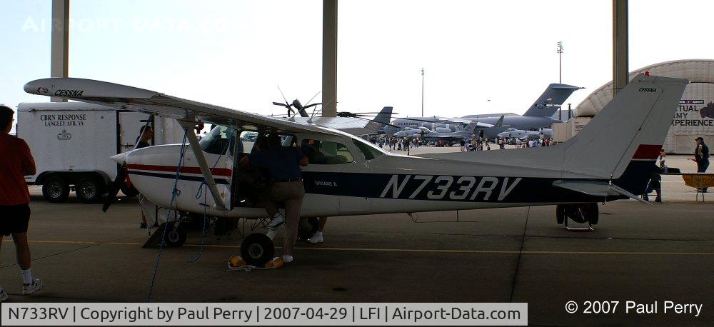 N733RV, 1977 Cessna 172N C/N 17268498, Private Skylane II sharing some shelter with the NASA birds