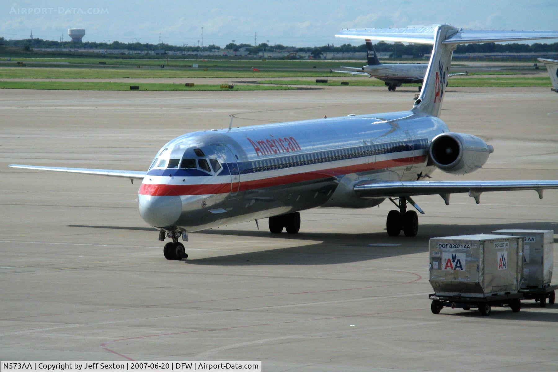 N573AA, 1991 McDonnell Douglas MD-82 (DC-9-82) C/N 53092, Arriving at Terminal D Dallas/Fort Worth