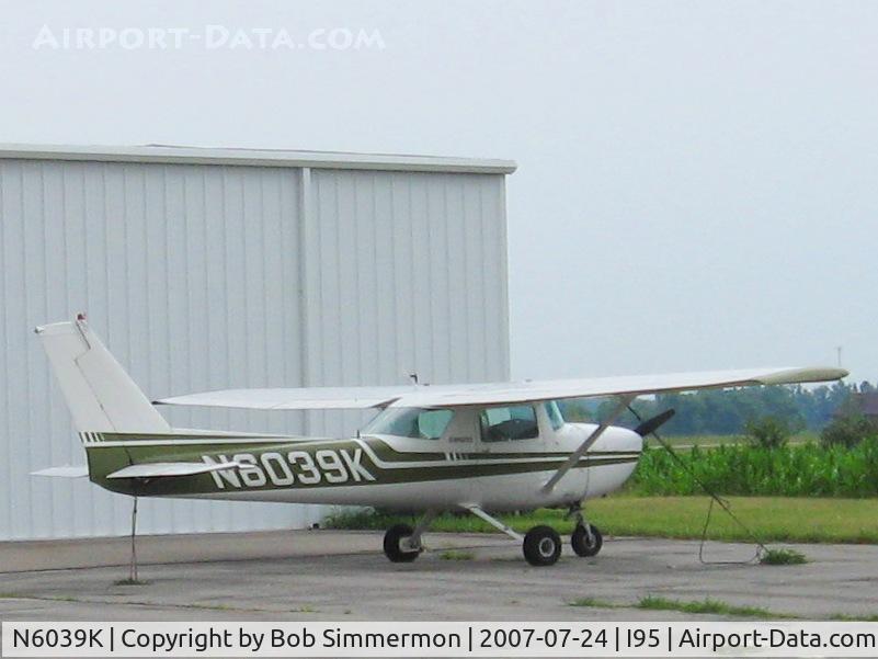 N6039K, 1975 Cessna 150M C/N 15077489, On the ramp at Kenton, OH