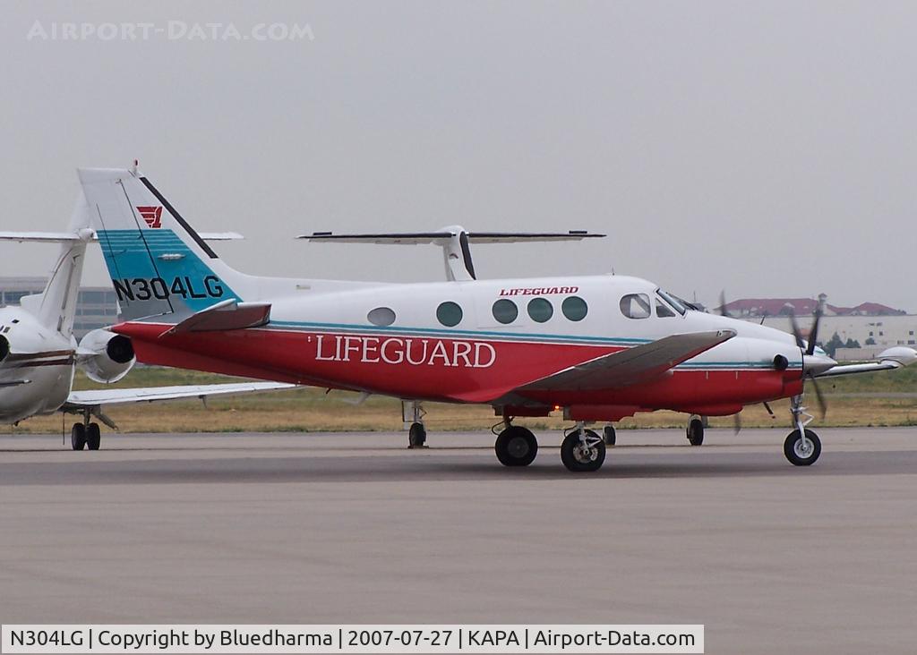 N304LG, 1977 Beech E-90 King Air C/N LW-231, Taxi to parking place