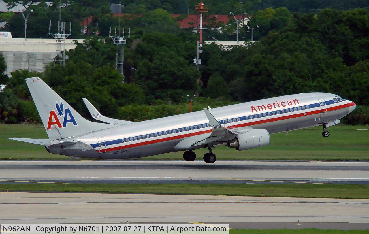 N962AN, 2001 Boeing 737-823 C/N 30858, Takeoff from runway 36L