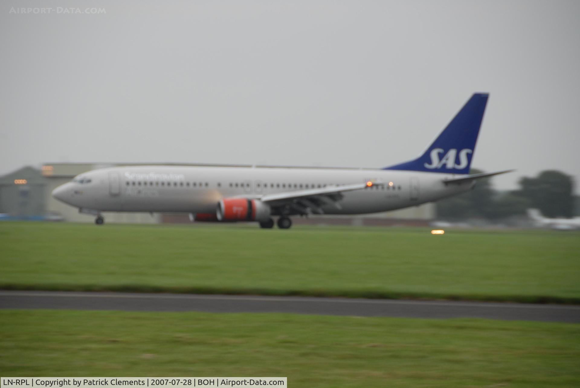 LN-RPL, 2000 Boeing 737-883 C/N 30469, TOUCHDOWN 26 WET EVENING AT BOH