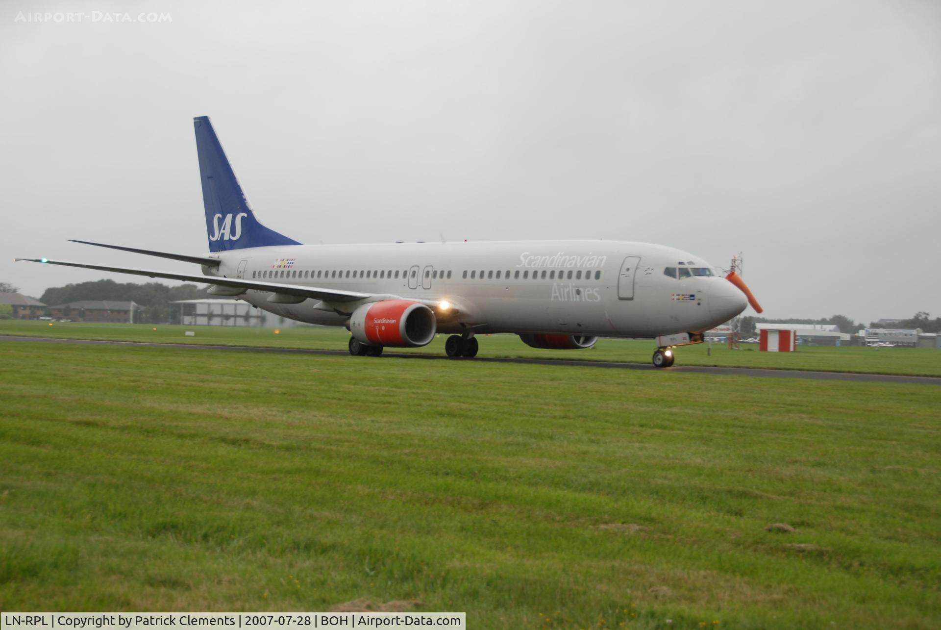 LN-RPL, 2000 Boeing 737-883 C/N 30469, TAXIING TO APRON
