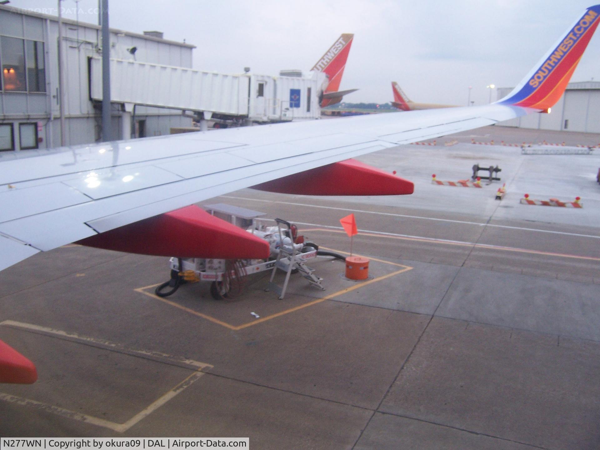 N277WN, 2007 Boeing 737-7H4 C/N 32531, Overlooking right wing while boarding.