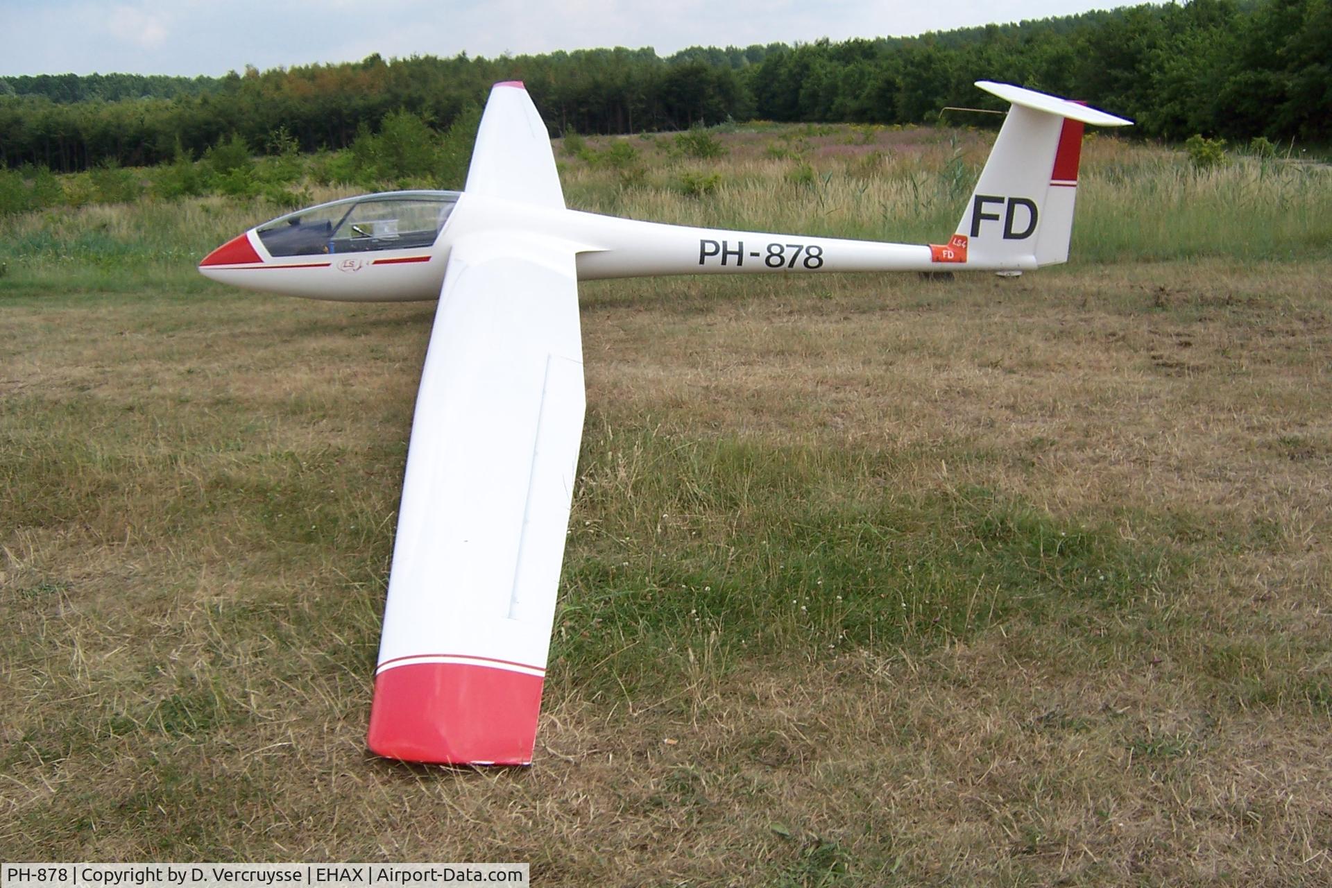PH-878, Rolladen-Schneider LS-4 C/N 4769, wating to fly on the airfield of Axel ( Holland )