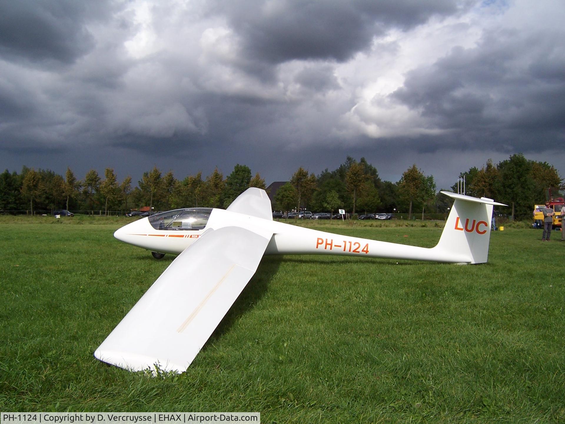 PH-1124, Schleicher ASK-23B C/N 23148, incomming thunderstorm