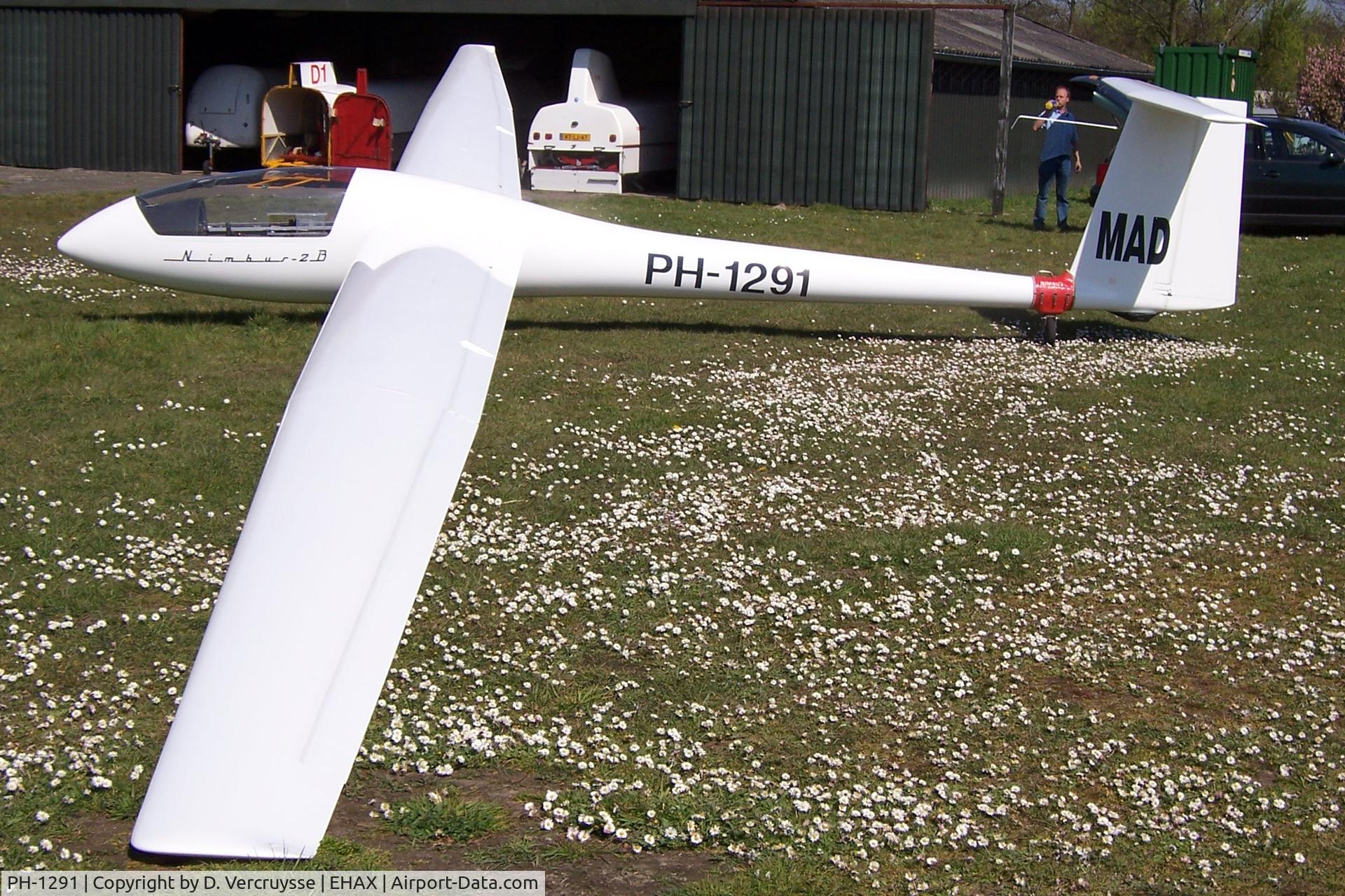 PH-1291, Schempp-Hirth Nimbus 2B C/N 134, by the hanger at the glider flied of Axel