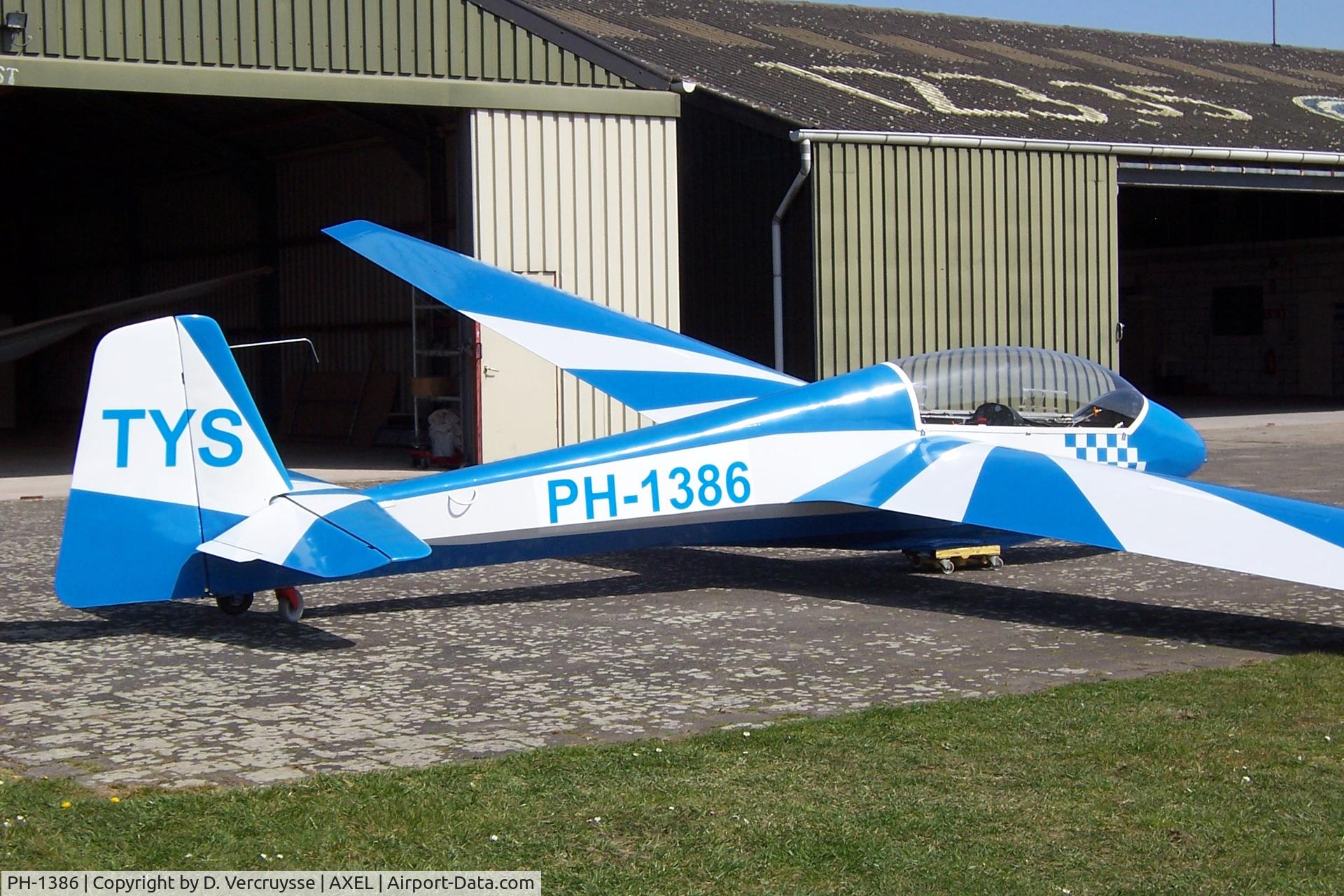 PH-1386, 1979 Scheibe Bergfalke IV C/N 5868, By the hanger