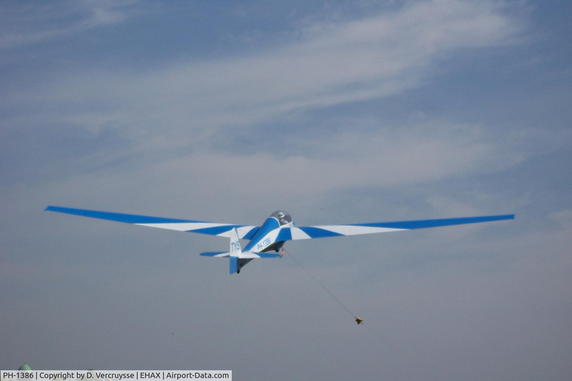 PH-1386, 1979 Scheibe Bergfalke IV C/N 5868, Winch take off on the airflield of Axel
