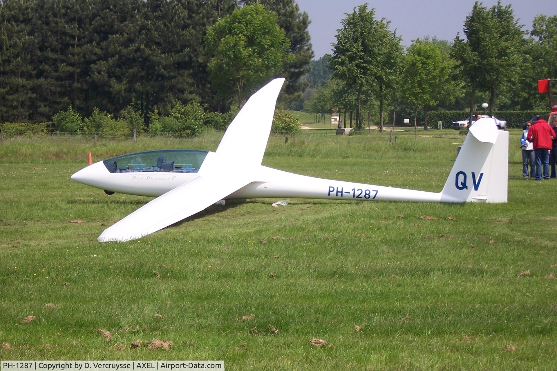 PH-1287, Schempp-Hirth Duo Discus T C/N 86, At the glider field of Axel during th ZK 2006