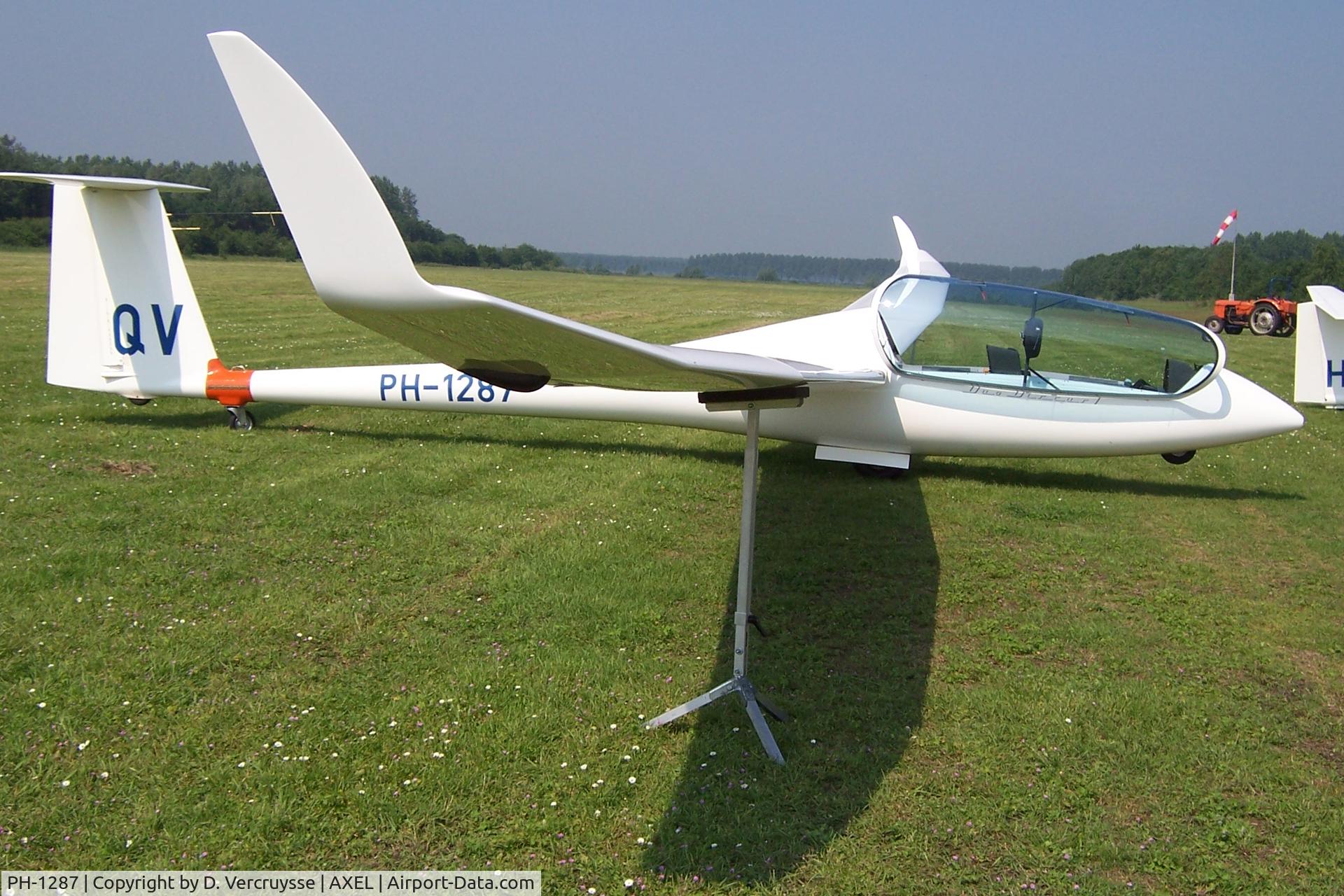 PH-1287, Schempp-Hirth Duo Discus T C/N 86, preparing for a long distange flight from Axel
