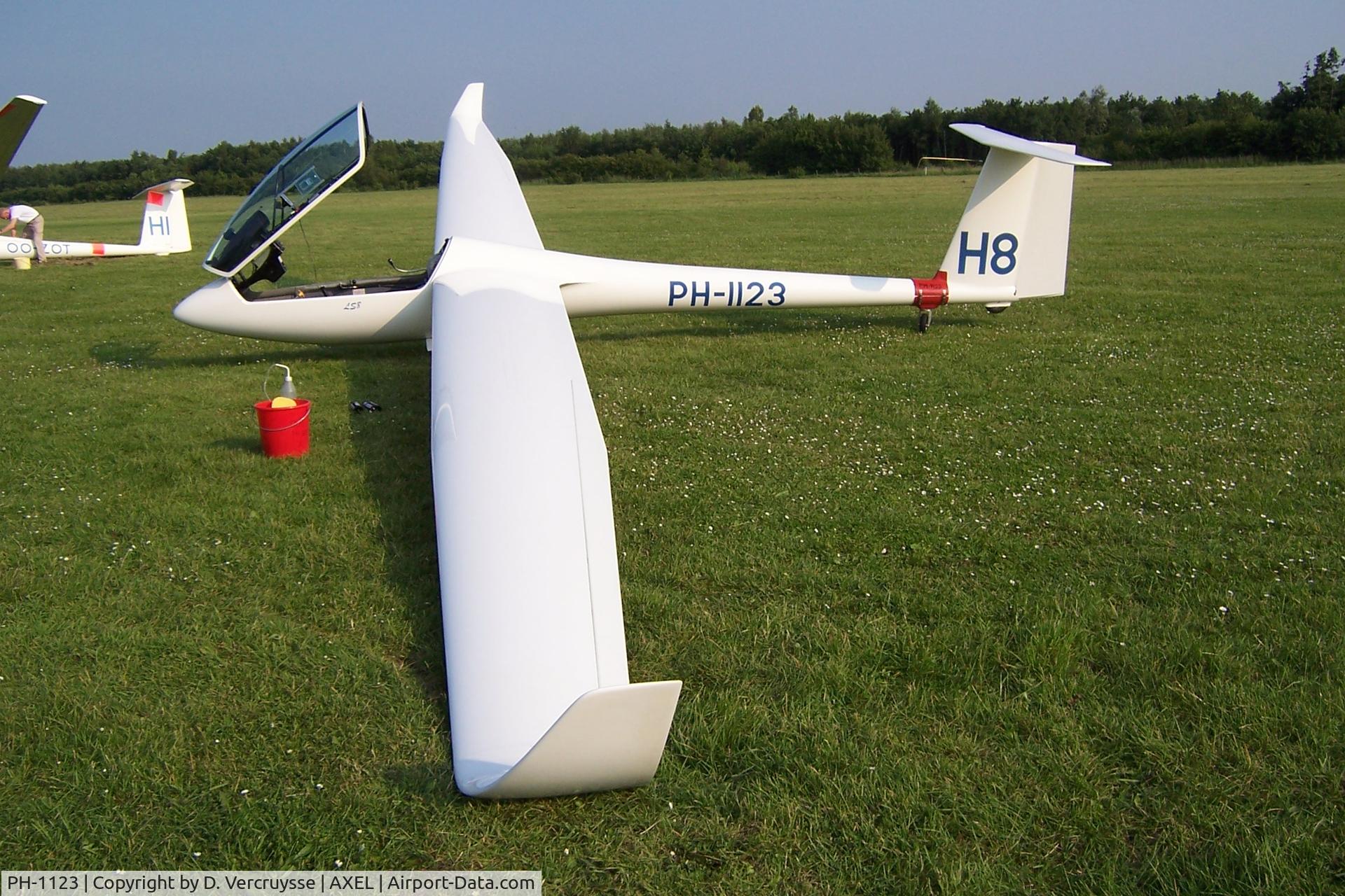 PH-1123, Rolladen-Schneider LS-8a C/N 8179, After flying at the hangers on the airfield of Axel