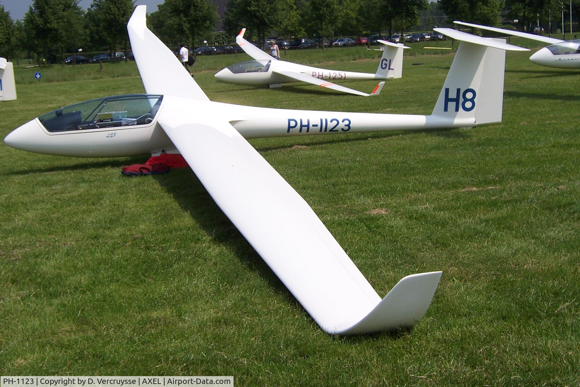 PH-1123, Rolladen-Schneider LS-8a C/N 8179, At the startrow for a long distance flight