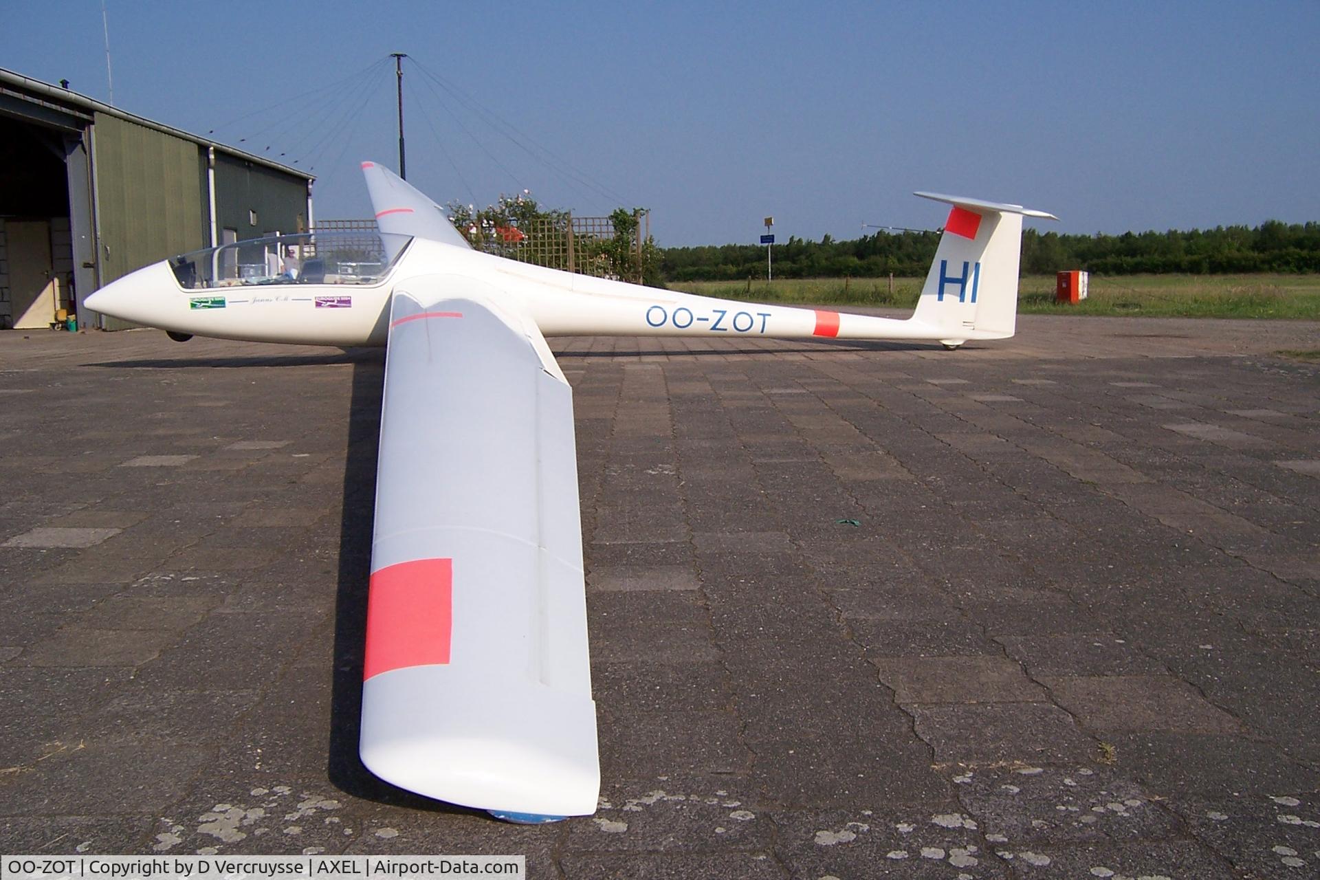 OO-ZOT, 1981 Schempp-Hirth Janus CM C/N 5, At the hangars of Axel