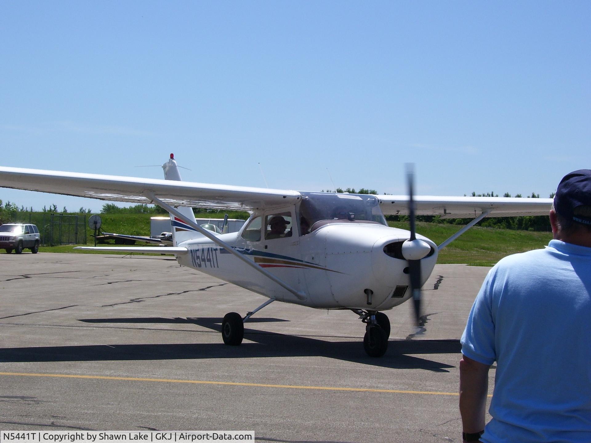 N5441T, 1964 Cessna 172E C/N 17251341, Taxi to loading point