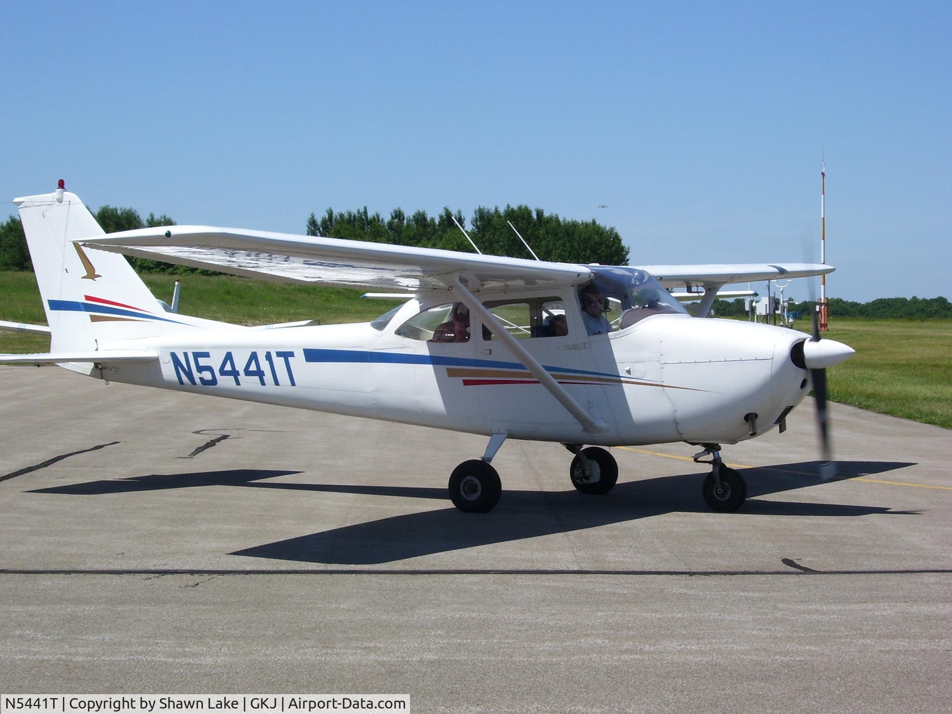 N5441T, 1964 Cessna 172E C/N 17251341, Taxi to runway