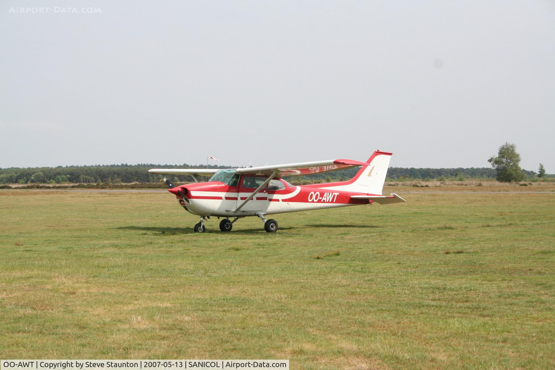OO-AWT, 1975 Reims F172M II Skyhawk C/N 1236, Taken on an Aerporint tour @ Sanicol
