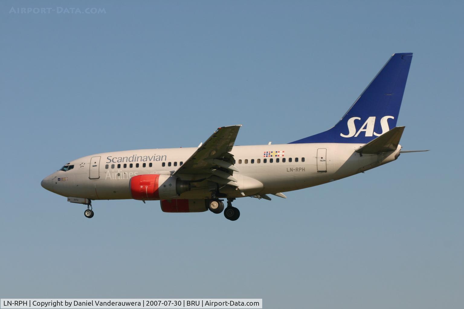 LN-RPH, 1999 Boeing 737-683 C/N 28605, flight SK4743 is descending to rwy 25L