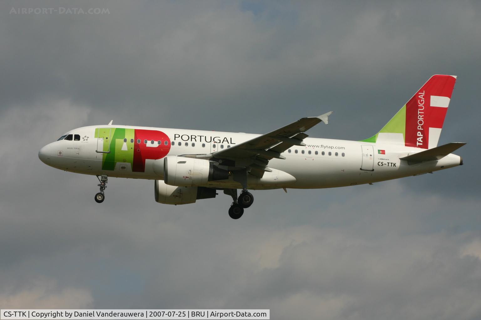 CS-TTK, 1999 Airbus A319-111 C/N 1034, flight TP604 is descending to rwy 25L